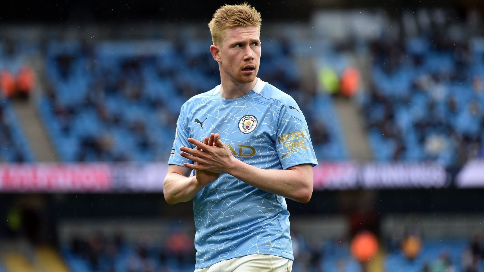 
                <strong>Mittelfeld: Kevin de Bruyne (Manchester City)</strong><br>
                Der ehemalige Spieler des SV Werder Bremen und VfL Wolfsburg wurde 2020 zum Premier League Player of the Season gewählt und steht selbstverständlich auch für die vergangene Saison in der Elf des Jahres. Der offensive Mittelfeldspieler hat in der zurückliegenden Saison sechs Tore erzielt und zwölf Treffer vorbereitet.
              