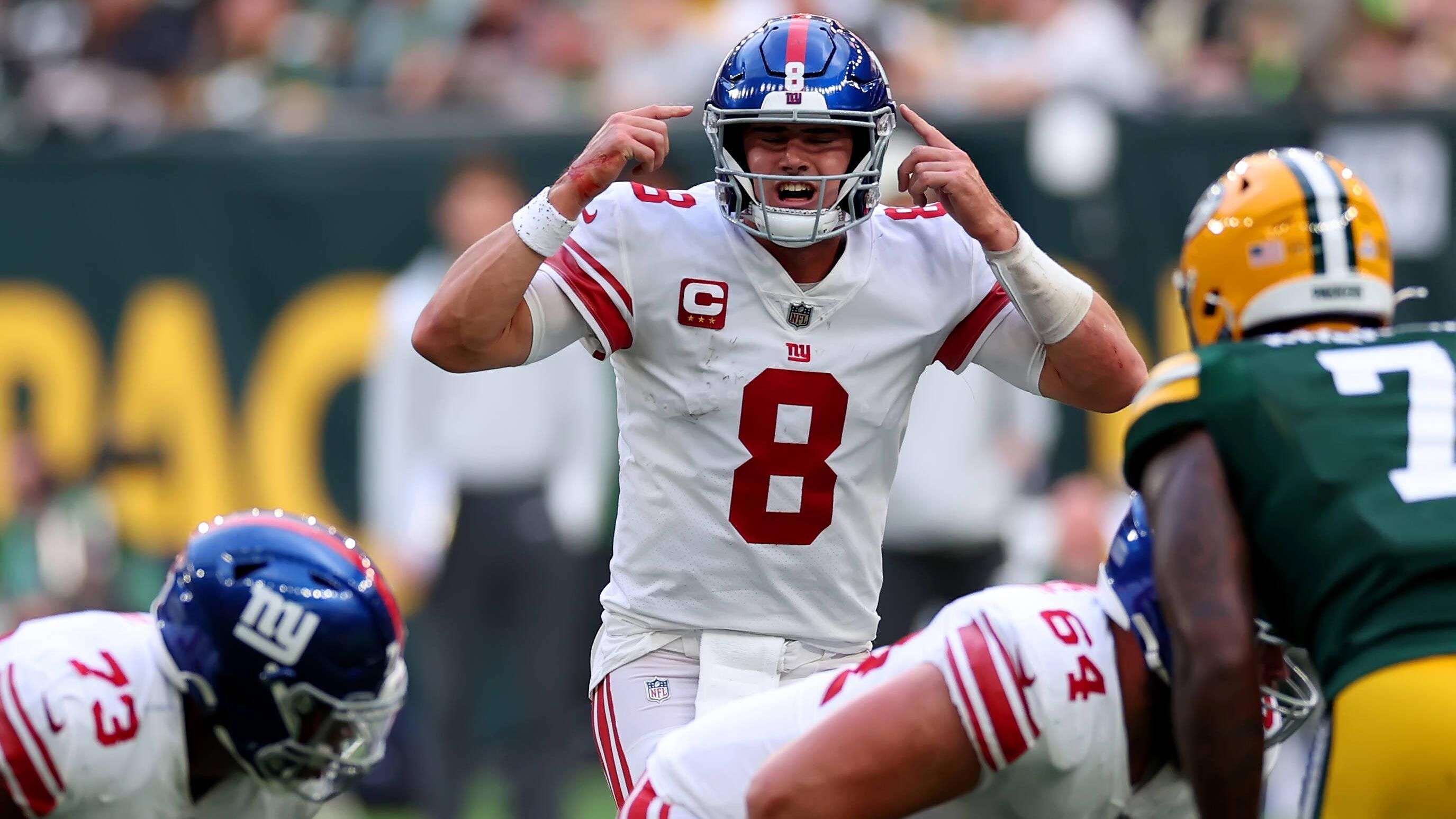 
                <strong>New York Giants</strong><br>
                Auch die Giants stehen 4-1. Damit hätten vor der Saison wohl die wenigsten gerechnet. Genauso wenig wie mit der Leistung von Quarterback Daniel Jones (im Bild). Zwar warf Jones bisher nur drei Touchdowns und dafür schon zwei Interceptions, doch der Giants-Spielmacher rushte noch zu zwei Touchdowns. Und das, obwohl Jones auf den ersten Blick nicht der mobilste Quarterback ist. Am vergangenen Wochenende besiegte er mit seinen Giants in London sogar Aaron Rodgers und die Green Bay Packers.
              