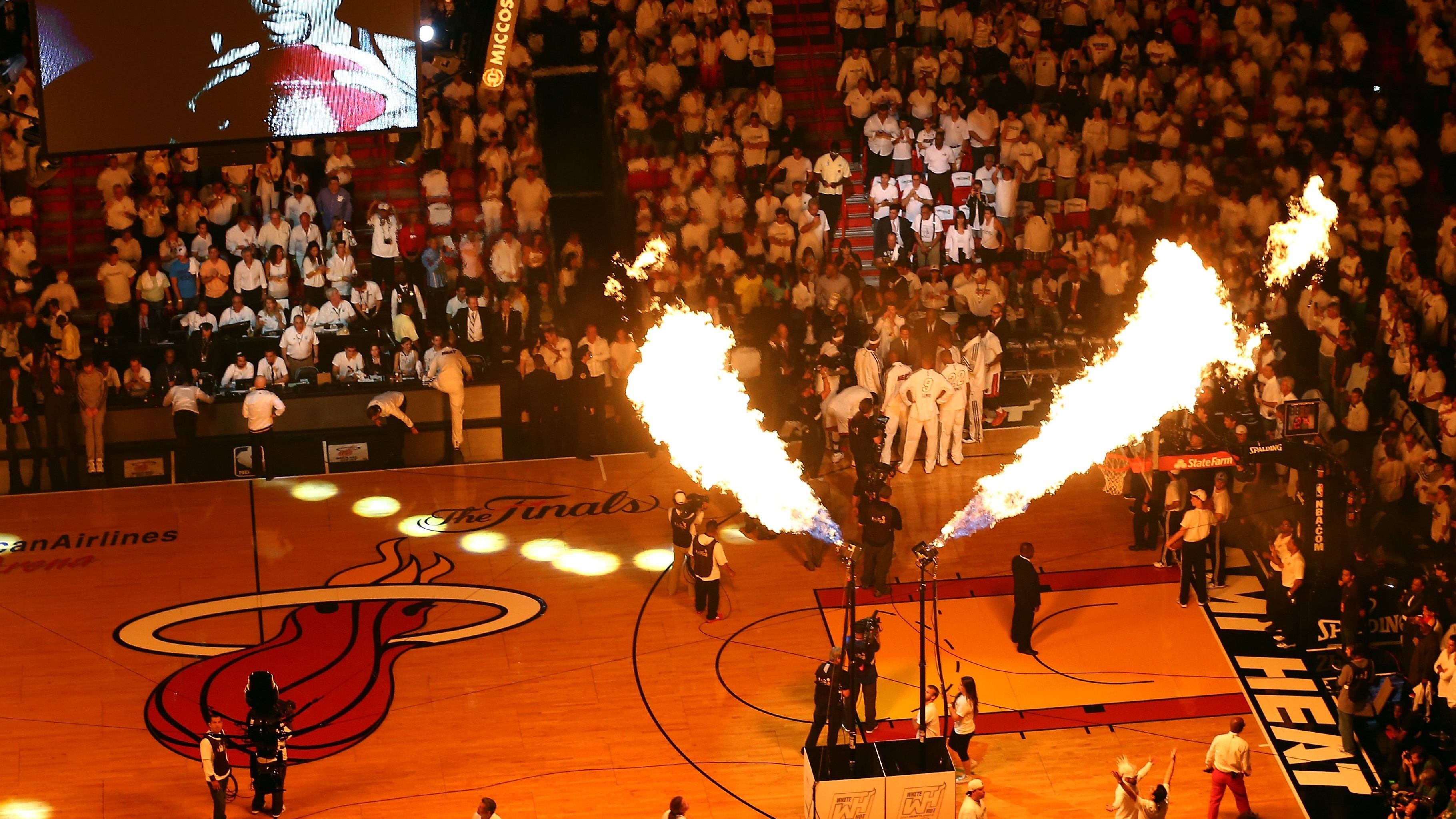 <strong>Miami Heat</strong><br>Heat, zu Deutsch „Hitze”, passt bestens zum karibischen Klima in Miami. Das dachten sich auch die Teilnehmer an einem Namenswettbewerb bei der Franchise-Gründung 1988 und verhalfen dem Teamnamen zum Sieg. Auf der Strecke blieben dagegen Vorschläge wie Beaches, Floridians und Suntan.