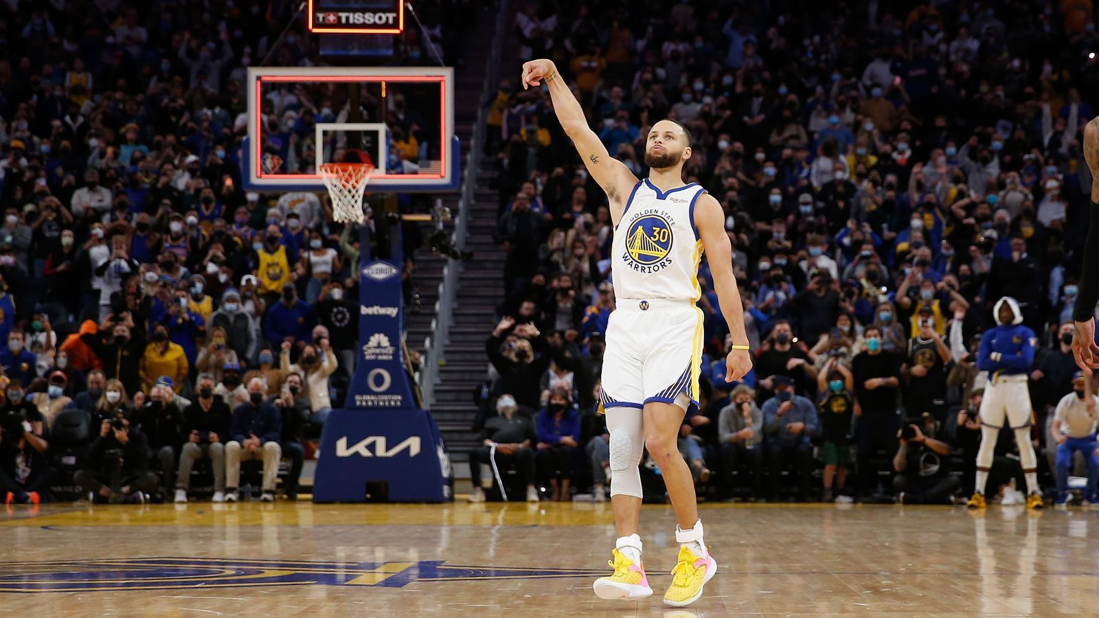 
                <strong>2. Platz: Stephen Curry (Golden State Warriors)</strong><br>
                &#x2022; 42 Spiele -<br>&#x2022; 26,3 Punkte pro Spiel -<br>&#x2022; 5,3 Rebounds pro Spiel -<br>&#x2022; 6,2 Assists pro Spiel - <br>&#x2022; 38,4% Dreierquote -<br>
              