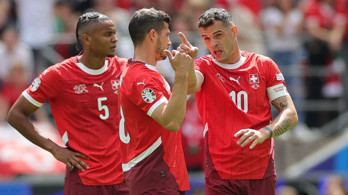 Die Schweizer Manuel Akanji, Remo Freuler und Granit Xhaka (l-r) während der Partie gegen Ungarn.