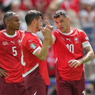 Die Schweizer Manuel Akanji, Remo Freuler und Granit Xhaka (l-r) während der Partie gegen Ungarn.