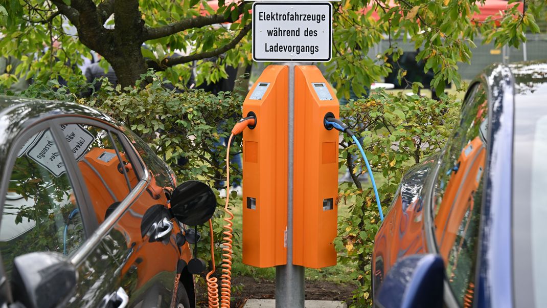 Laut einer am Montag (11. Dezember) veröffentlichten Studie sind E-Autos erst nach 65.000 Kilometern besser fürs Klima.