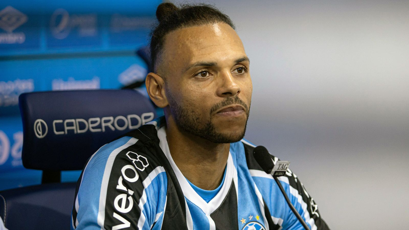 <strong>Aus Rache? Martin Braithwaite will Ex-Klub Espanyol Barcelona kaufen</strong><br>... weil er im Jahr zuvor nur Zweitliga-Fußball spielte. Doch wie kann sich Braithwaite, der jetzt in Brasilien bei Gremio Belo Horizonte spielt, so ein Investment überhaupt leisten? Am US-Immobilienmarkt soll er Anteile im Wert von 250 Millionen US-Dollar halten. Zudem hat er mit seiner Frau eine eigene Modemarke sowie Strandbars.&nbsp;