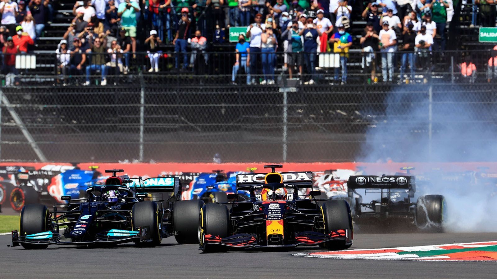 
                <strong>Verlierer: Mercedes</strong><br>
                Von Platz eins und zwei gingen die "Silberpfeile" ins Rennen, um dann nach wenigen Metern nur noch Platz zwei inne zu haben. Doch Lewis Hamilton war zu keiner Zeit in der Lage, den Sieg von Max Verstappen in Gefahr zu bringen. "Wingman" Valtteri Bottas pflügte nach seinem Dreher mehr schlecht als recht durchs Feld und wurde bei der Jagd nach der schnellsten Runde auch noch von Verstappen ausgebremst. Erst in der Schlussrunde konnte der Finne die Bestzeit setzen. 19 Punkte beträgt nun Hamiltons Rückstand in der WM-Wertung. 
              