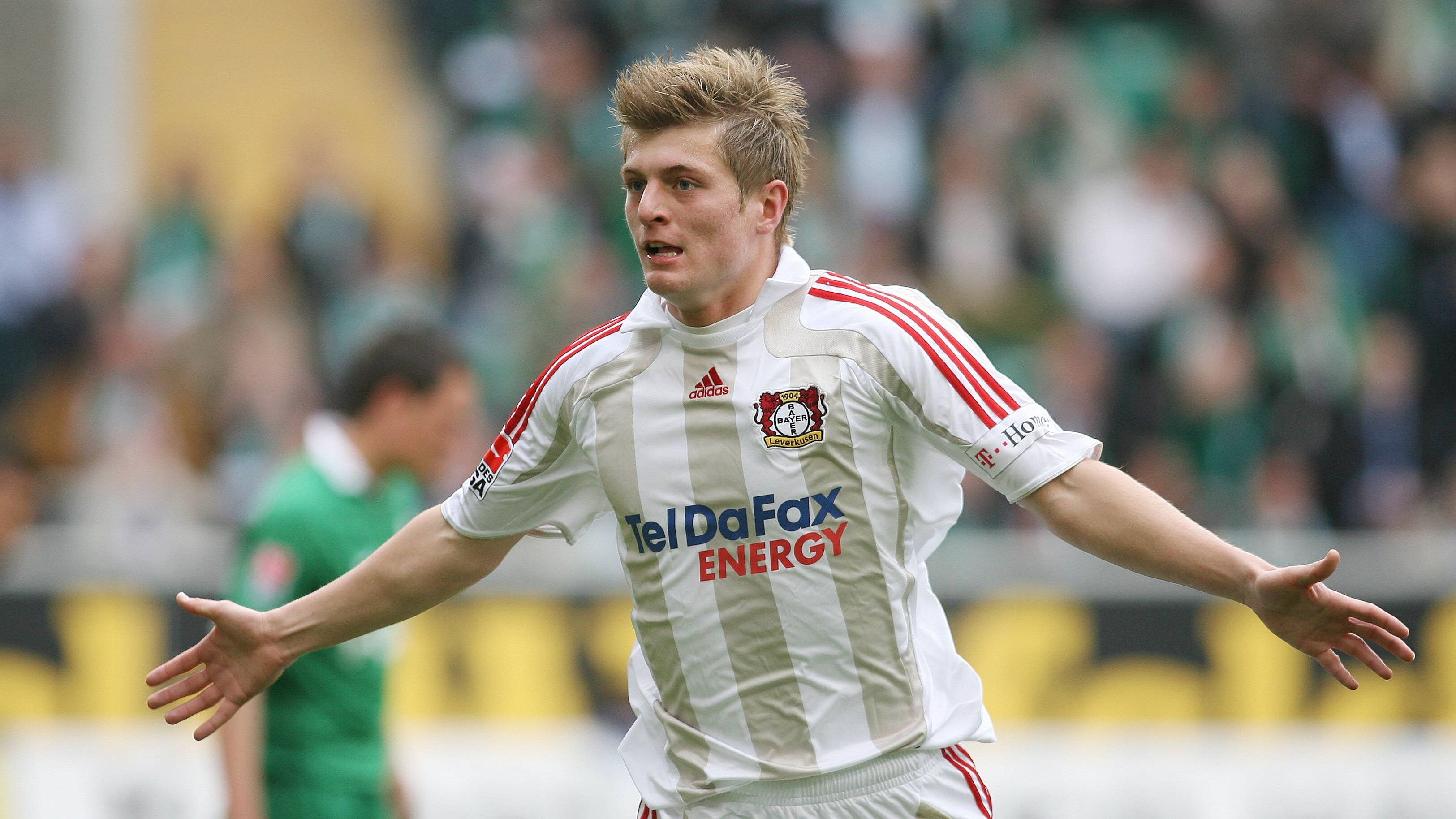 <strong>Tordebüt bei Bayer Leverkusen</strong><br>Im Januar 2009 wird Kroos dann an Bayer 04 Leverkusen verliehen. Bei der Werkself erzielt er sein erstes Bundesligator (April 2009 gegen VfL Wolfsburg). Nach sechs Monaten kehrt er zu den Bayern zurück.