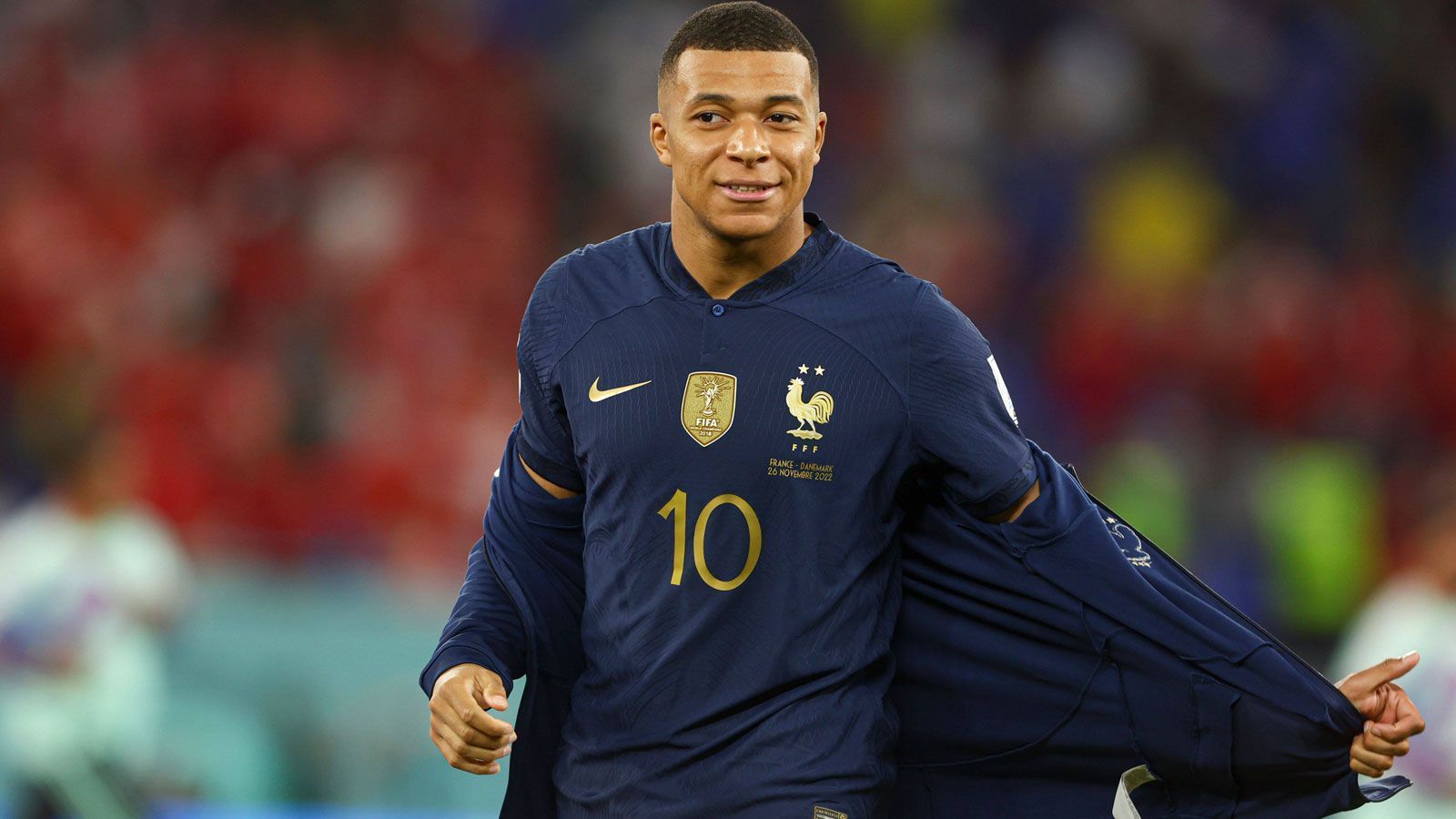 
                <strong>Kylian Mbappe: Frankreichs Superstar liefert auch gegen Dänemark</strong><br>
                Bereit zum zweiten Auftritt in Katar. Nach seinem Tor beim 4:1 zum WM-Auftakt der Franzosen gegen Australien will Kylian Mbappe auch gegen Dänemark groß aufspielen. Dafür muss er sich erstmal der Jacke entledigen. Das gelingt problemlos. Was der Pariser während der Partie im Stadium 974 in Doha getrieben hat, fasst ran hier zusammen.
              