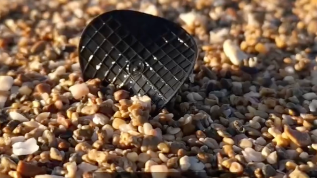 Diese mysteriösen schwarzen Plastikteile finden sich überall an der italienischen Adria-Küste.