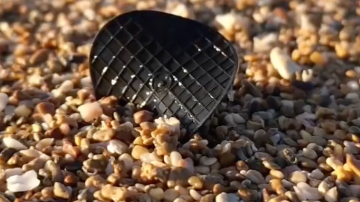 Mysteriösen schwarzen Plastikteile überfluten die italienische Adria-Küste und beunruhigen Umweltschützer:innen.