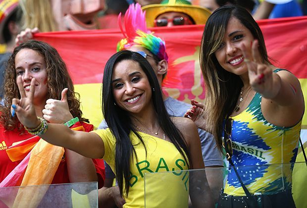 
                <strong>Verrückt, sexy, skurril: Fans in Brasilien</strong><br>
                Was diese brasilianischen Damen beim Spiel Spanien gegen die Niederlande suchen? Keine Ahnung, aber anscheinend haben sie es gefunden ...
              