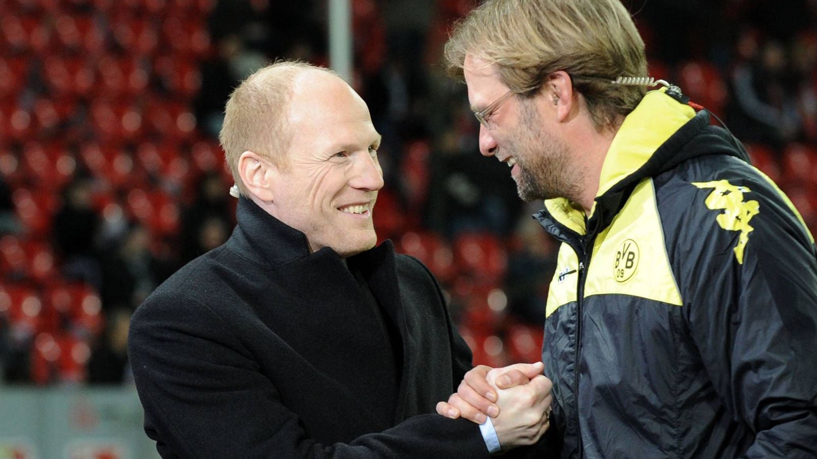 
                <strong>Matthias Sammer, Meistertrainer</strong><br>
                Trainer von 2000 bis 2004 bei Borussia Dortmund und Sportvorstand von 2012 bis 2016 bei Bayern München. Matthias Sammer (im Bild li.) wurde beim BVB mit 34 Jahren 2002 zum jüngsten Meistertrainer der Bundesliga-Historie. Nach Stationen beim VfB Stuttgart und DFB wurde er 2012 Nachfolger von Christian Nerlinger bei den Bayern. In seine Amtszeit fielen vier Meisterschaften und das Triple 2013.
              