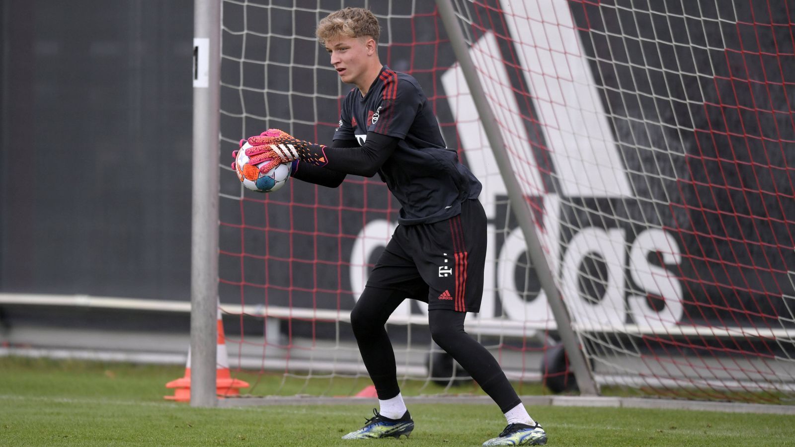 
                <strong>Johannes Schenk </strong><br>
                Einer der jüngsten im Bayern-Training ist Torhüter Johannes Schenk. Der 18-Jährige kam 2017 aus der Jugend des 1. FC Nürnberg und durchläuft seitdem die Jugend-Abteilungen des Rekordmeisters. Sieben Mal stand er im Kader der U23 in der 3. Liga, zur kommenden Saison in der Regionalliga Bayern hat er Chancen auf den Stammplatz im Tor. Für die erste Mannschaft wird es nur mit extremem Verletzungspech der etablierten Keeper reichen.
              