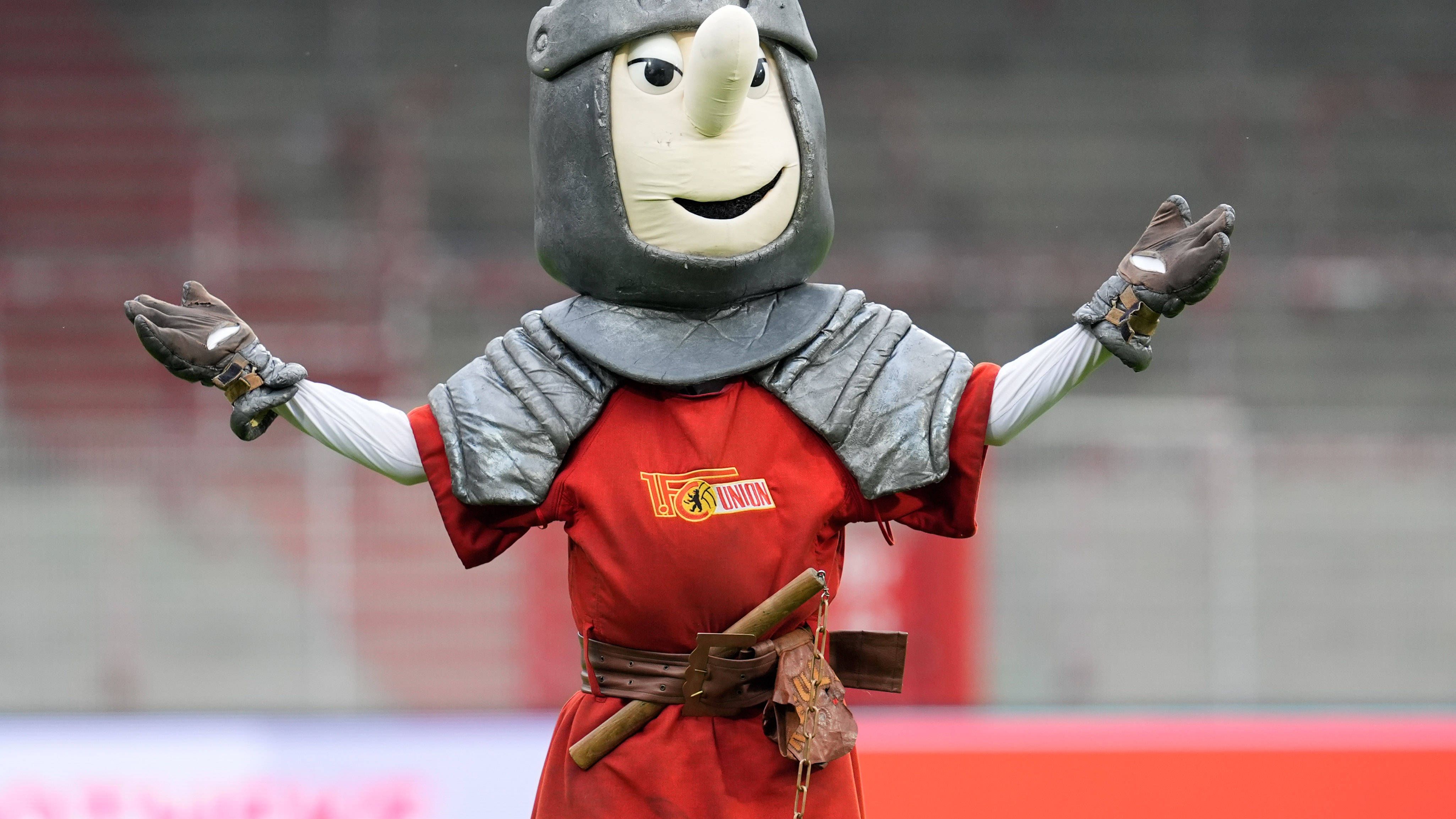 <strong>1. FC Union Berlin: Ritter Keule</strong><br>Im Stadion an der Alten Försterei motiviert ein "wahrhaft eiserner Ritter mit einem mutigen Herz" sein Team. Geboren ist der Glücksbringer im Berliner Wandergebiet Wuhlheide, also bei der Heimspielstätte der Eisernen.