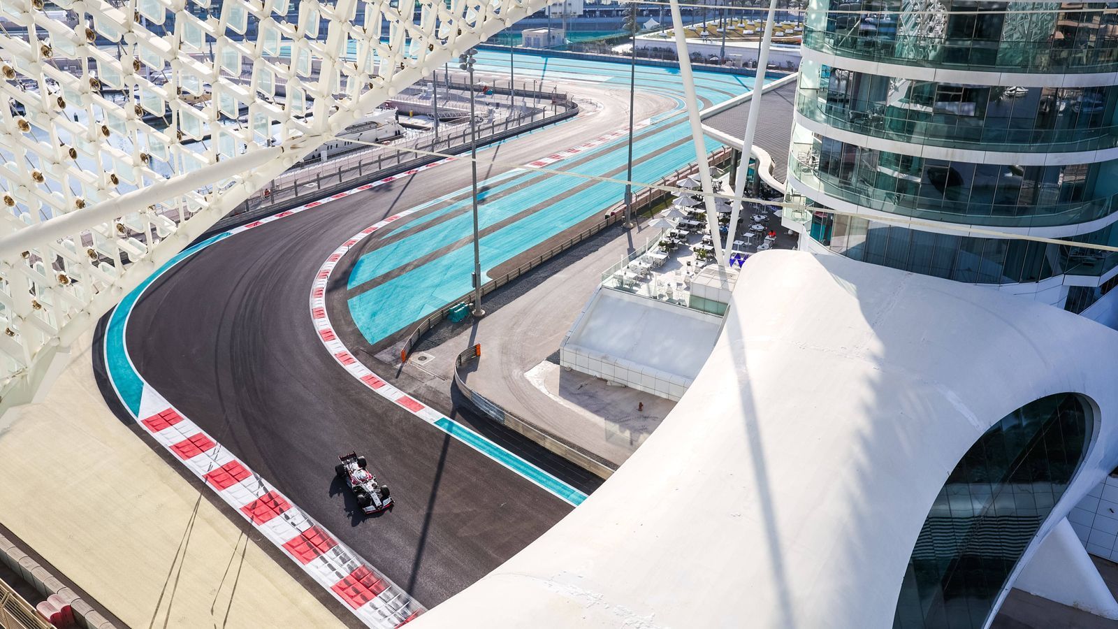 
                <strong>Mehrere Testmöglichkeiten vor der neuen Saison </strong><br>
                Nachdem es im letzten Jahr nur drei Testtage vor dem Saisonstart gab, hat die FIA nun reagiert und diese für 2022 aufgrund der Änderungen an den Rennwagen und dem Reglement verdoppelt. So sollen bereits zwischen dem 23.-25. Februar Testfahrten in Barcelona stattfinden, bevor vor dem ersten Saisonrennen der offiziellen Pre-Season-Test in Bahrain zwischen dem 10.-12. März ansteht.
              