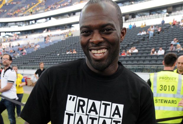 
                <strong>Hans Sarpei in der Jury</strong><br>
                Eine Jury um TV-Kommentator Wolff-Christoph Fuß oder Ex-Spieler Hans Sarpei kürt die Plätze 11 bis 5. Die besten Vier werden auf der Gala zur Verleihung der Deutschen Fußball-Kulturpreise am 24. Oktober per Publikumsabstimmung gewählt.
              