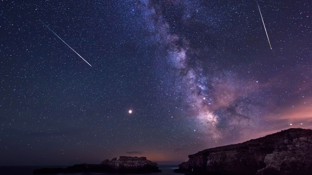 Sternschnuppen eines Meteorstroms am nächtlichen Himmel.