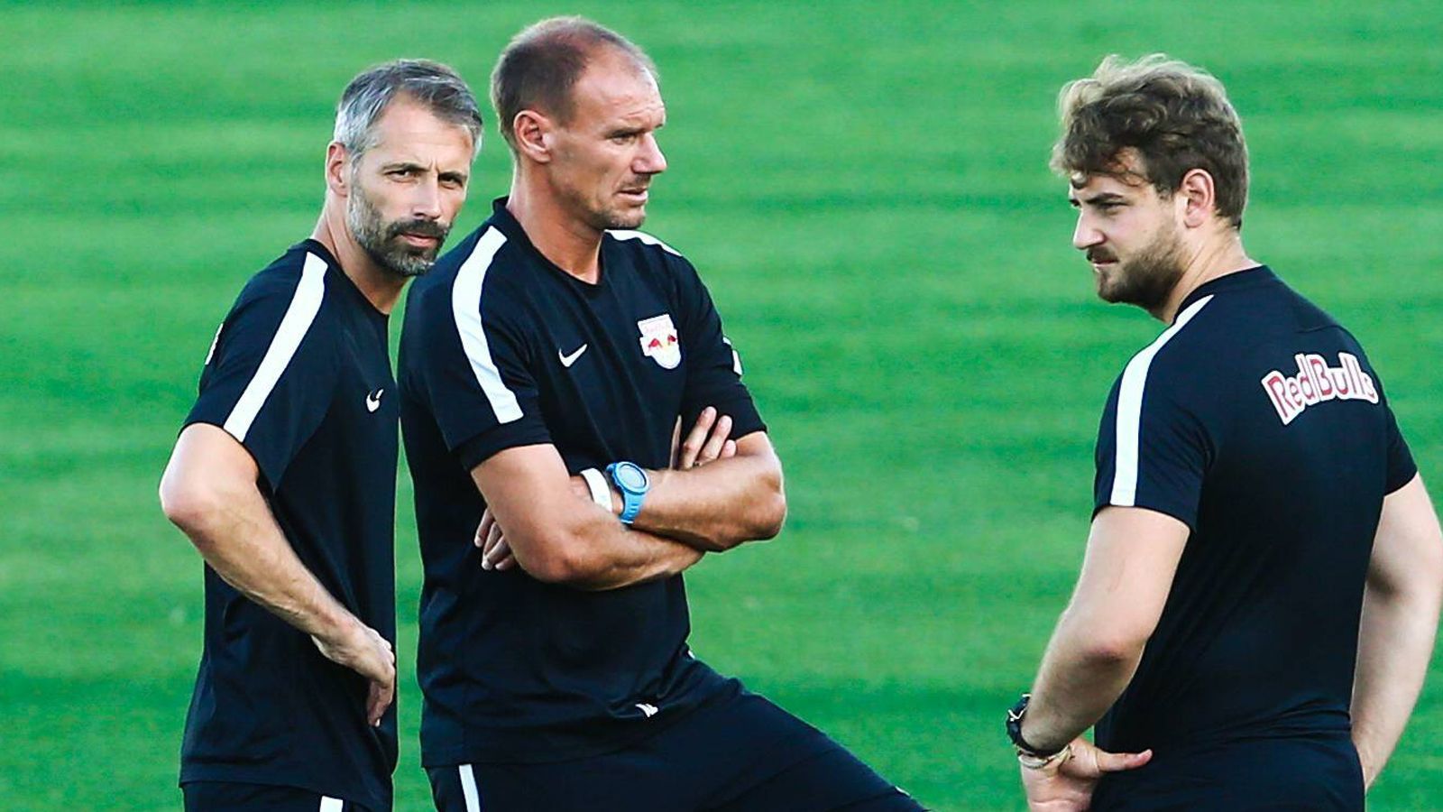 
                <strong>Rene Maric: Das ist Marco Roses ungewöhnlicher Co-Trainer</strong><br>
                Seine Aufgabe im Trainerteam, zu dem auch Ex-Profi Andreas Zickler gehört: Er schaut im Training auf bestimmte Spieler, dazu kommen die Gegneranalyse, der Entwurf von Trainingsmodellen, die Nachbereitung von Spielen. Ab dem kommenden Sommer sind es die von Borussia Mönchengladbach.
              