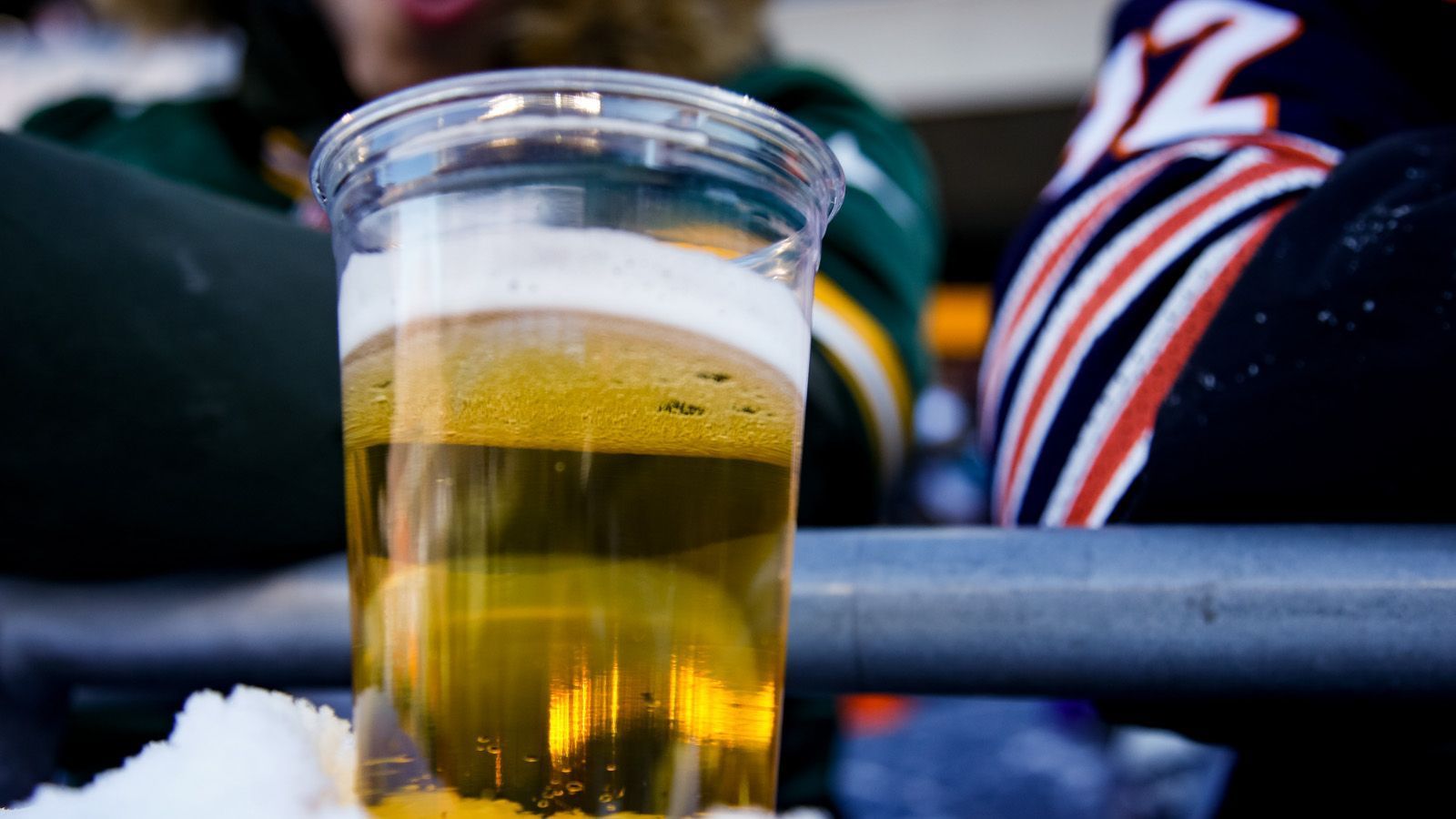 
                <strong>Vernünftige Bierpreise    </strong><br>
                Doch neben Coke-Produkten gibt es im Mercedes-Benz Stadium natürlich auch Bier. Und das ist im Vergleich zu anderen Stadien in den USA sogar recht günstig. Bier gibt es je nach Größe und Sorte bereits ab fünf Dollar. Hot Dogs und Softdrinks sind ab zwei Dollar zu haben und der Preis für Pommes liegt je nach Zubereitung zwischen drei und sieben Dollar.
              