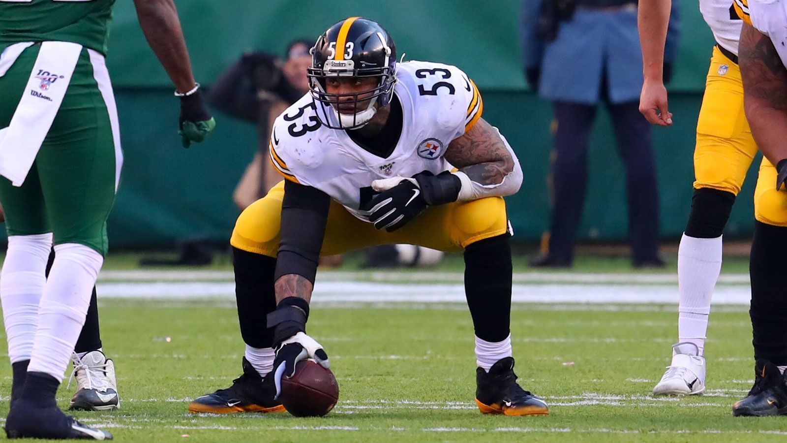 
                <strong>AFC - Center (ein Spieler)</strong><br>
                Maurkice Pouncey (Pittsburgh Steelers) -Neben David DeCastro gelingt auch Steelers-Center Maurkice Pouncey der Sprung in den AFC-Kader. Mit 1,1 erlaubten Sacks pro Spiel stellt Pittsburgh hinter Indianapolis die zweitbeste Offensive Line der NFL, unter anderem dank des zuverlässigen Centers, der mit seiner neunten Pro-Bowl-Teilnahme einen weiteren Schritt in Richtung Hall of Fame machen dürfte.
              