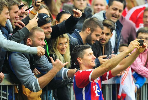 
                <strong>Selfie-Alarm bei Lewandowski</strong><br>
                So läuft das mittlerweile in den Stadien: Selfie-Alarm weit und breit! Da macht auch Robert Lewandowski mit.
              