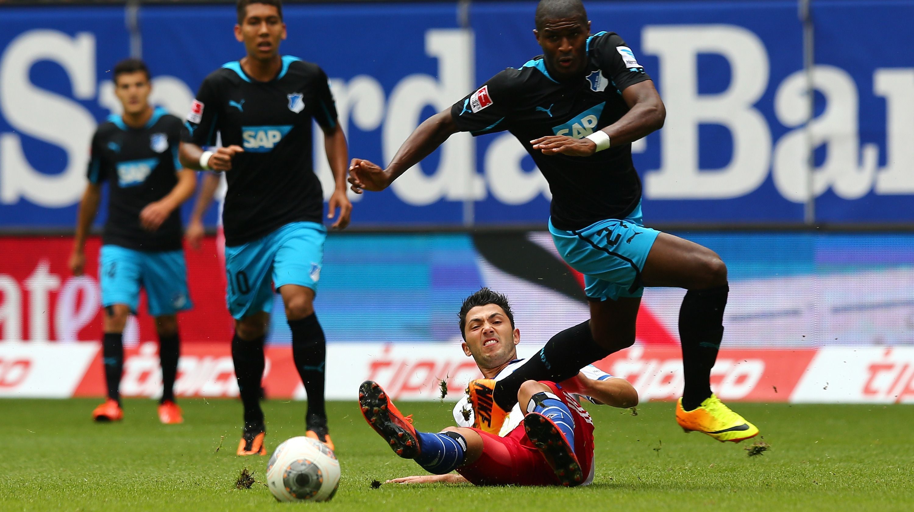 
                <strong>Hamburger SC - 1899 Hoffenheim 1:5</strong><br>
                Der HSV braucht Bayern München nicht, um unter die Räder zu kommen, es gelingt ihm auch spielend gegen Hoffenheim. Dabei war der HSV mit dem 1:5 noch gut bedient, die Sinsheimer hätten locker noch drei Tore mehr schießen können. 
              