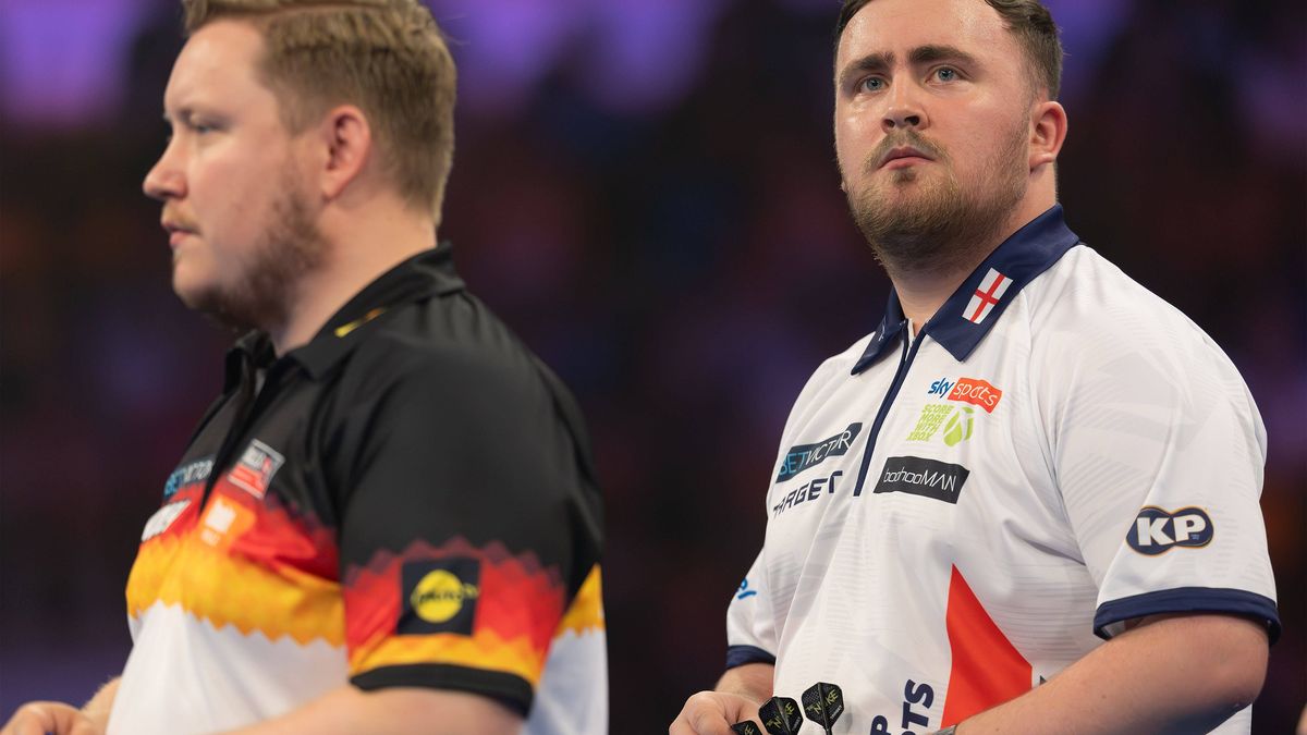 World Cup of Darts 2025 Luke Littler (England), links im Vordergrund Martin Schindler (Deutschland). PDC World Cup-Zweitrundenspiel zwischen England und Deutschland am 14. Juni 2025 in der Eissport...