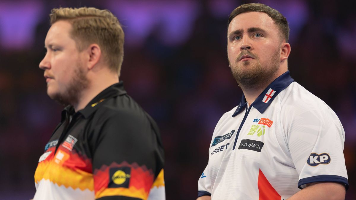 World Cup of Darts 2025 Luke Littler (England), links im Vordergrund Martin Schindler (Deutschland). PDC World Cup-Zweitrundenspiel zwischen England und Deutschland am 14. Juni 2025 in der Eissport...