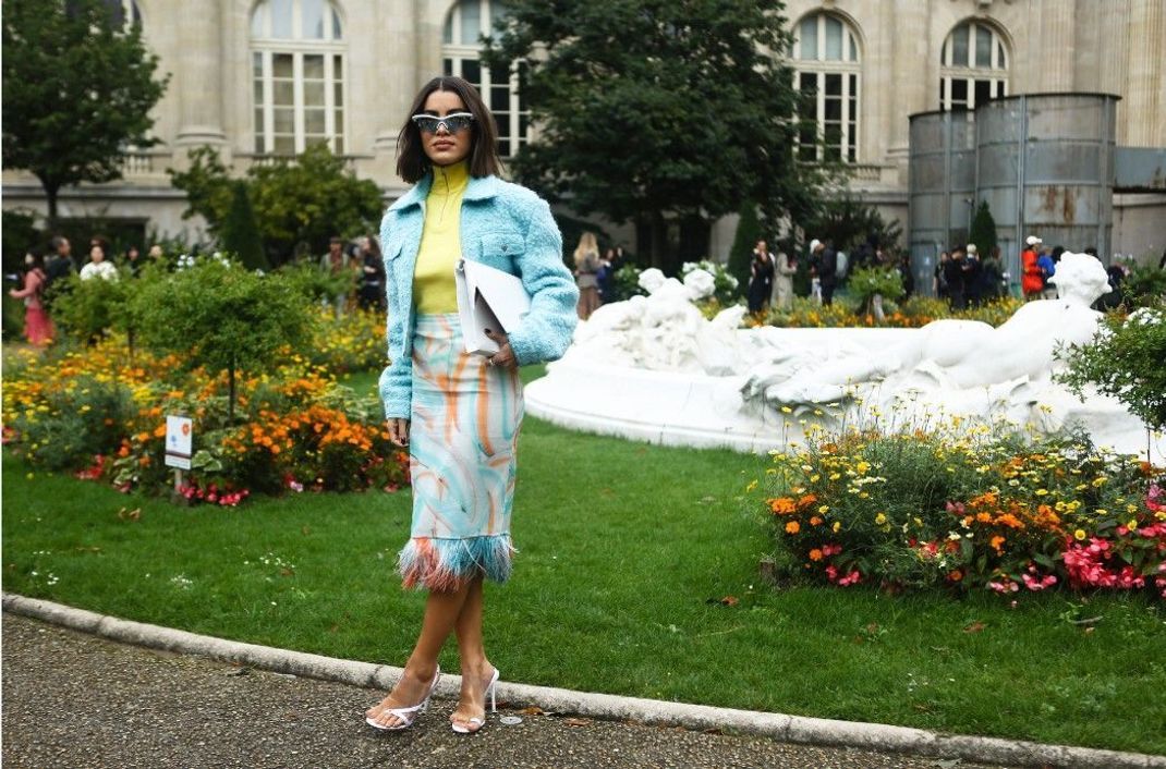 Camila Coelho in einem coolen Look bei der Pariser Fashion-Week