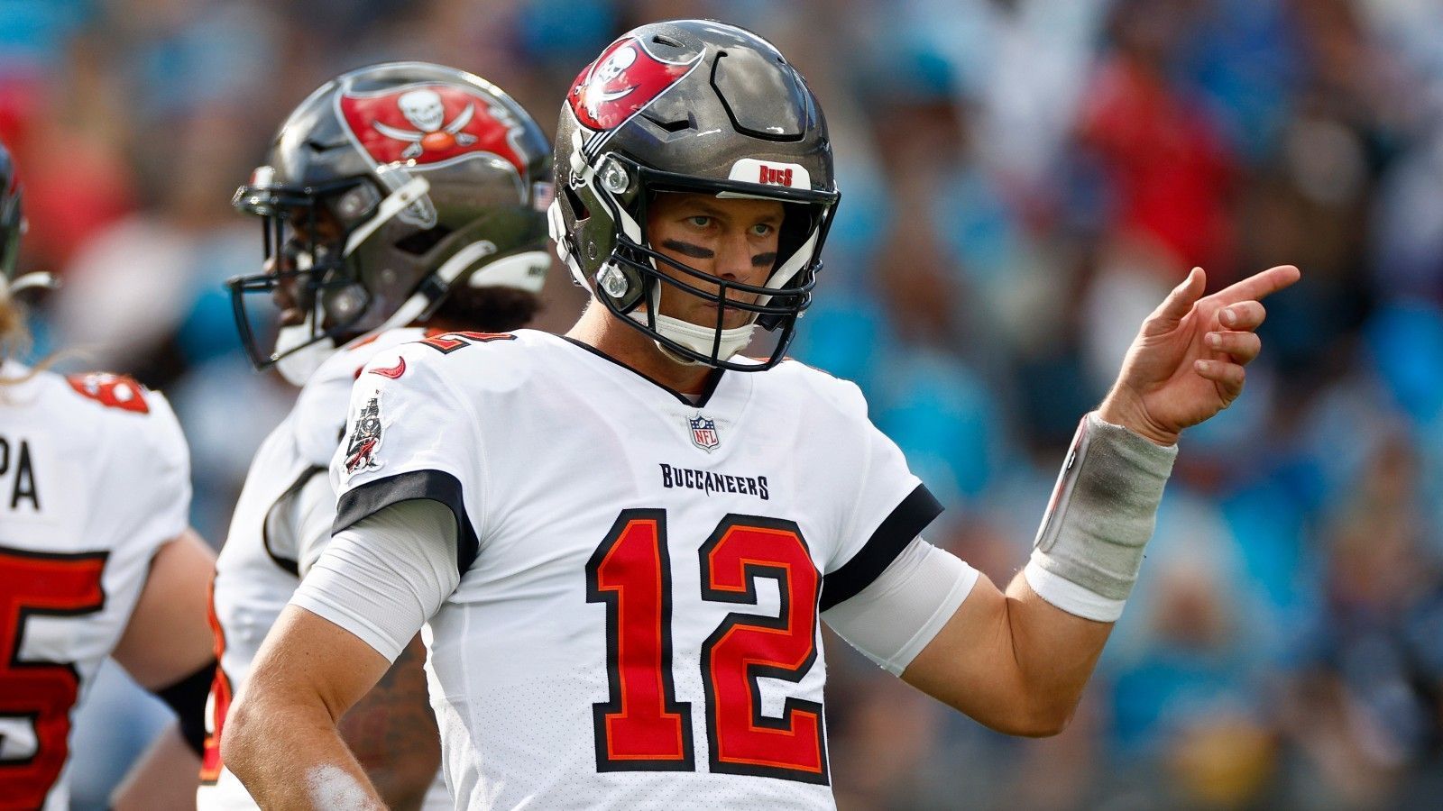 
                <strong>Tom Brady - Passversuche</strong><br>
                Auch bei den Passversuchen kann der Buccaneers-Spielmacher eine Rekordmarke aufstellen, dies gestaltet sich aber deutlich schwieriger. 682 Versuche stellte Brady in dieser Spielzeit an. Sollte er 46 Pässe wagen, würde er Ex-Lions-Quarterback Matthew Stafford und dessen 727 Passversuche aus dem Jahr 2012 überbieten. 
              