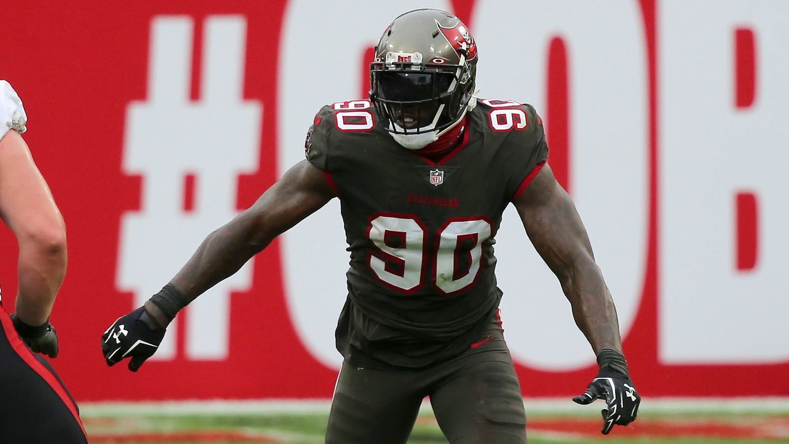 
                <strong>Jason Pierre-Paul (Tampa Bay Buccaneers)</strong><br>
                In dieser Saison verdient: 12.800.000 Dollar - Aktueller Vertrag: 25.000.000 Dollar über zwei Jahre  - Bisher in der Karriere verdient: 89.742.245 Dollar
              