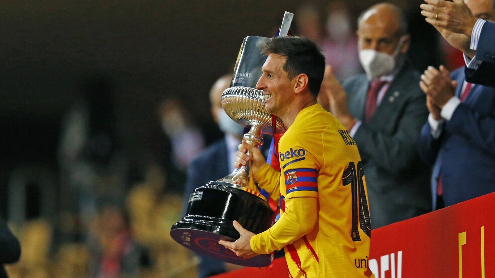 
                <strong>2009: Erstmals Spanischer Pokalsieger </strong><br>
                In der Saison 2008/09 gewinnt Messi mit dem FC Barcelona erstmals den spanischen Liga-Pokal. Der Stürmer schießt in acht Spielen sechs Tore und gibt eine Vorlage. Insgesamt hat Messi die Copa del Rey mit Barca sieben Mal gewonnen (2009, 2012, 2015, 2016, 2017, 2018, 2021).
              