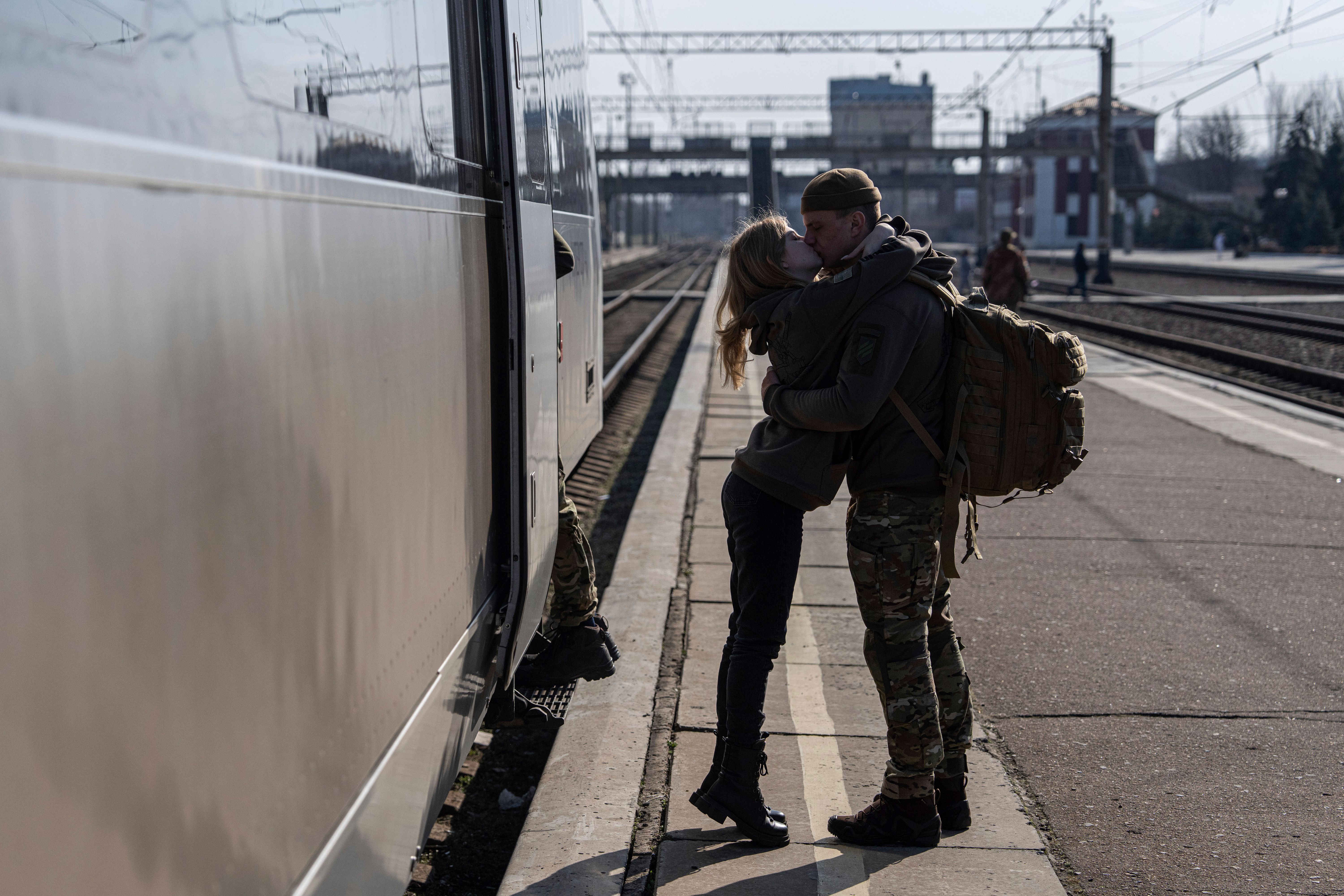 23. März 2023: Ein ukrainischer Soldat küsst seine Partnerin auf dem Bahnhof in Kramatorsk, Ukraine. 