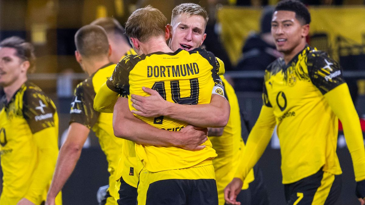 25.10.2025: Fußball: Borussia Dortmund - 1. FC Köln, 8. Spieltag im Signal-Iduna-Park. Nico Schlotterbeck (Borussia Dortmund) jubelt mit Maximilian Beier (Borussia Dortmund) WICHTIGER HINWEIS: Gemä...