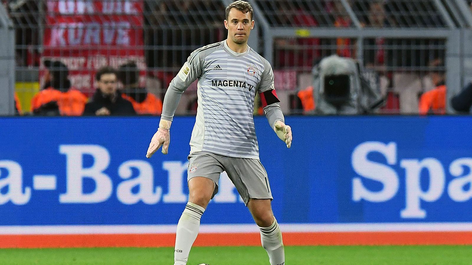 
                <strong>Manuel Neuer (FC Bayern München)</strong><br>
                In der neunten Minute hat der Schlussmann nach Reus-Alleingang keinerlei Probleme. Auch sonst hat der Kapitän in der ersten Hälfte wenig Mühe und ist in den wenigen brenzligen Situationen zur Stelle. Fällt in der 47. Minute Marco Reus im Strafraum und verschuldet somit den Elfmeter zum 1:1. Bei den weiteren Gegentreffern machtlos. ran-Note: 3
              