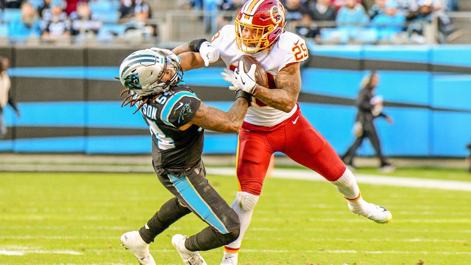 
                <strong>Rushing Offense: Washington Redskins</strong><br>
                Der 29:21-Auswärtserfolg von Washington bei den Carolina Panthers beruht vor allem auf der Leistung der Redskins-Running Backs. Allen voran Derrius Guice erzielte zwei Touchdown-Läufe und erlief 129 Yards. Sein Teamkollege Adrian Peterson stand ihm in nichts nach, schaffte einen Touchdown und verbuchte 99 erlaufene Yards.Gesamtpunktzahl: 42
              