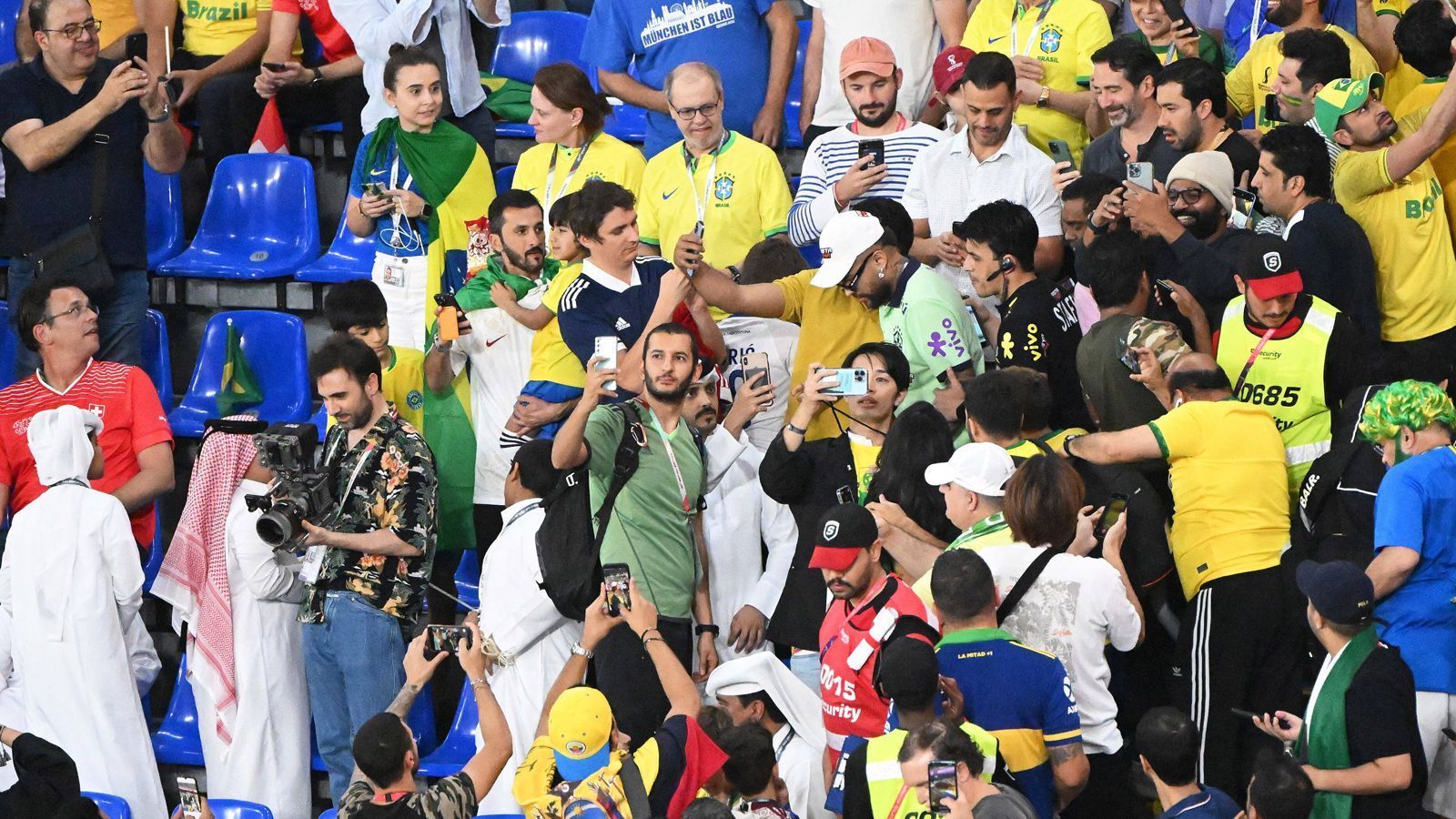 
                <strong>Neymar: Double des Superstars macht Brasiliens Fans verrückt</strong><br>
                Die Brasilien-Fans im Stadion waren hin und weg, das Neymar-Double musste für zahlreiche Fotos und Selfies herhalten.
              