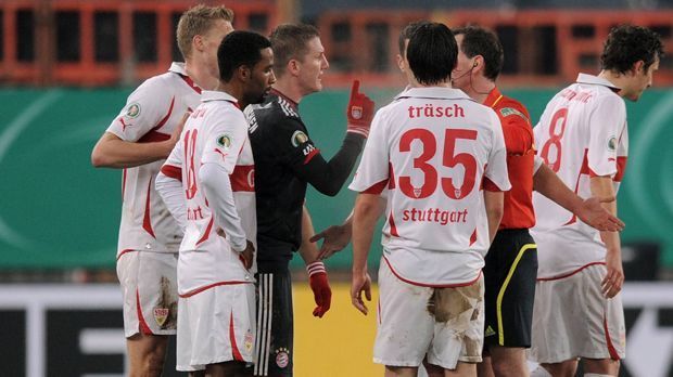 
                <strong>Bastian Schweinsteiger, Dezember 2010</strong><br>
                Bastian Schweinsteiger, Dezember 2010: Nach einem harten Einsteigen von Khalid Boulahrouz gegen Schweinsteiger sieht der VfB-Verteidiger die Gelb-Rote Karte. Nach der Aktion versucht Schweinsteiger, den Platzverweis rückgängig zu machen. Für ihn war Boulahrouz' Foul nicht gelb-würdig. Schiedsrichter Meyer allerdings bleibt stur.  
              
