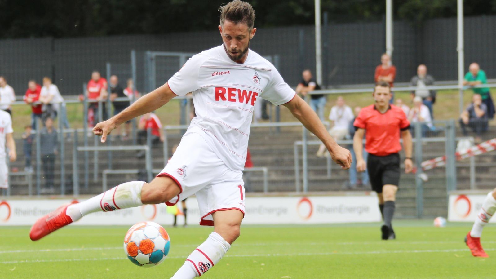 
                <strong>1. FC Köln</strong><br>
                Zugänge: Mark Uth (FC Schalke 04), Marvin Schwäbe (Bröndby IF), Dejan Ljubicic (Rapid Wien), Timo Hübers (Hannover 96), Niklas Hauptmann (Holstein Kiel, Leih-Ende), Louis Schaub (FC Luzern, Leih-Ende), Anthony Modeste (AS St. Etienne, Leih-Ende), Kingsley Schindler (Hannover 96, Leih-Ende), Tomas Ostrak (MFK Karvina, Leih-Ende), Vincent Koziello (CD Nacional, Leih-Ende)Abgänge: Sebastiaan Bornauw (VfL Wolfsburg), Ismail Jakobs (AS Monaco), Dominick Drexler (FC Schalke 04), Marco Höger (Waldhof Mannheim), Birger Verstraete (Royal Antwerpen), Max Meyer (unbekannt), Dimitrios Limnios (Twente Enschede, Leihe), Elvis Rexhbecaj (VfL Wolfsburg, Leih-Ende), Ron-Robert Zieler (Hannover 96, Leih-Ende), Marius Wolf (Leih-Ende), Emmanuel Dennis (FC Brügge, Leih-Ende), Tolu Arokodare (Valmiera FC, Leih-Ende)Voraussichtliche Aufstellung am 1. Spieltag: T. Horn - Schmitz, Hübers, Czichos, Hector - Shkiri - Duda, Kainz - Uth - Thielmann, Modeste
              