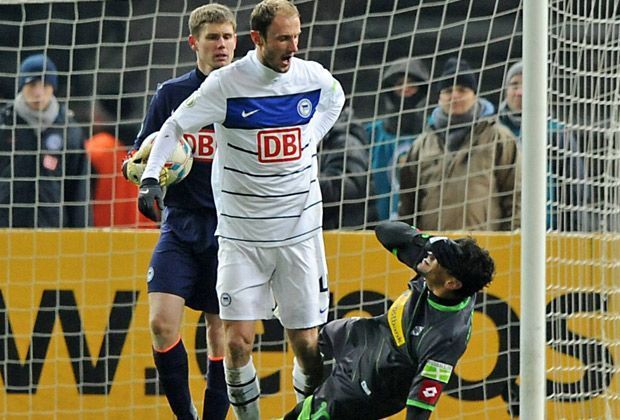
                <strong>Roman Hubnik vs. Igor de Camargo</strong><br>
                Ein Kopfstoß, der nicht wirklich einer war. Im Spiel zwischen Hertha BSC und Borussia Mönchengladbach versucht Igor de Carmago einen Elfmeter zu schinden. Roman Hubnik will ihn zur Rede stellen, was der Borusse mit großer Theatralik annimmt.
              