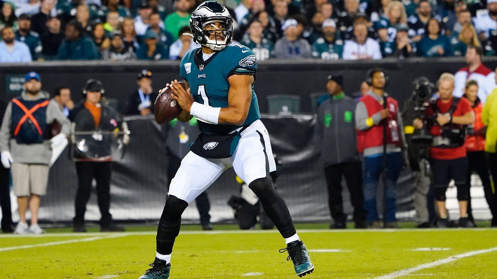 
                <strong>Offensive Player of the Year: Jalen Hurts</strong><br>
                Die Philadelphia Eagles sind als einziges Team der Liga immer noch ungeschlagen. Auch dank Jalen Hurts, der eine bisher eine fast fehlerfreie Saison abliefert. In seinen ersten zwei NFL-Jahren war Hurts vor allem durch seine Inkonstanz aufgefallen. In Jahr drei scheint der 24-Jährige nun endlich angekommen. Sechs Passing und sechs Rushing Touchdowns sprechen eine deutliche Sprache. Nur zwei Interceptions bei 184 Passversuchen sind ebenfalls beachtlich. Bestätigt Hurts seine aktuelle Leistung bis ans Saisonende, kann der Award nur über ihn gehen. Es wäre eine der größeren Überraschung des Jahres.
              