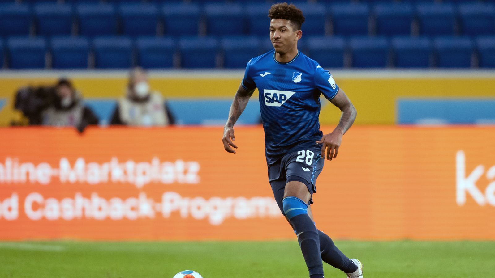 
                <strong>Chris Richards (verliehen an 1899 Hoffenheim)</strong><br>
                Der in der Saison 2021/22 an 1899 Hoffenheim ausgeliehen Chris Richards fällt ebenfalls in die Kategorie Talent. Der 21-jährige US-Amerikaner gehörte bei den Kraichgauern unter Ex-Bayern-Amateure-Trainer Sebastian Hoeneß zum Stammpersonal. Medienberichten zufolge wollte Bayern-Coach Julian Nagelsmann Richards im Sommer 2021 erst gar nicht nach Hoffenheim ziehen lassen, was für eine hohe Wertschätzung spricht. Daher könnte der US-Nationalspieler, der beim FCB noch einen Vertrag bis 2025 hat, vielleicht nach der Leihe in die Fußstapfen Süles treten. Auch dieser kam 2017 als Talent von der TSG an die Säbener Straße und gewann dort die Champions League und zahlreiche Meistertitel. 
              