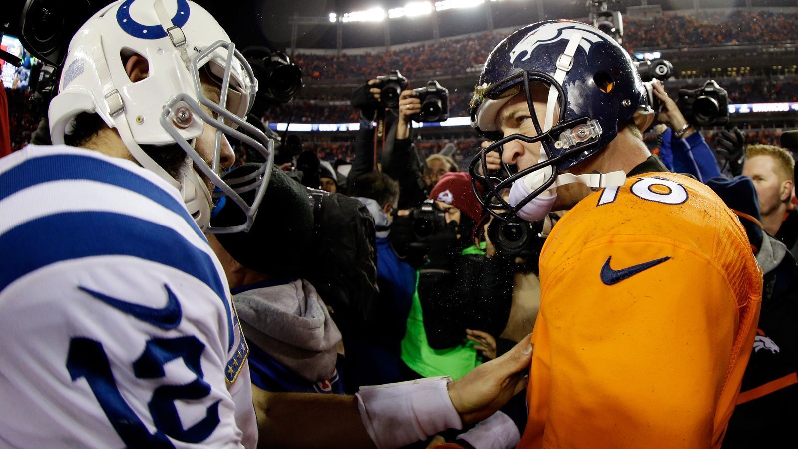 
                <strong>11. Januar 2015: Indianapolis Colts at Denver Broncos (Divisional Round)</strong><br>
                Was für ein Duell: Peyton Manning mit den Denver Broncos gegen sein Ex-Team, die Indianapolis Colts. Denver ging mit einer perfekten Heimbilanz und durchschnittlich 35 eigenen Punkten im Mile High in die Partie. Dazu stellten die Broncos als einziges Team der Saison 2014 eine Top-5-Offense und Top-5-Defense. Allein, es half nichts: Andrew Luck und sein Team ließen Manning alt aussehen und gewannen mit 24:13. Für Broncos-Coach John Fox bedeutete die Pleite das Aus. Aber auch die Colts hatten nicht lange Spaß am Sieg: Eine Woche später setzte es eine 7:45-Abreibung gegen die Patriots.
              