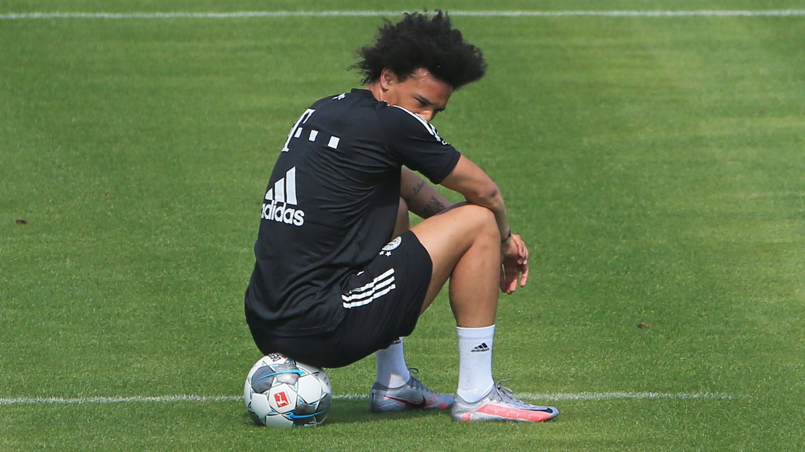 
                <strong>Diese Spieler werden beim FC Bayern als Neuzugang gehandelt</strong><br>
                Leroy Sane (Bild) und Tanguy Nianzou sind bereits da. Doch aufgrund von möglichen Abgängen wie Thiago oder David Alaba könnte der FC Bayern noch einmal auf dem Transfermarkt zuschlagen. Zahlreiche Spieler sind aktuell beim Rekordmeister im Gespräch. ran.de gibt einen Überblick.
              