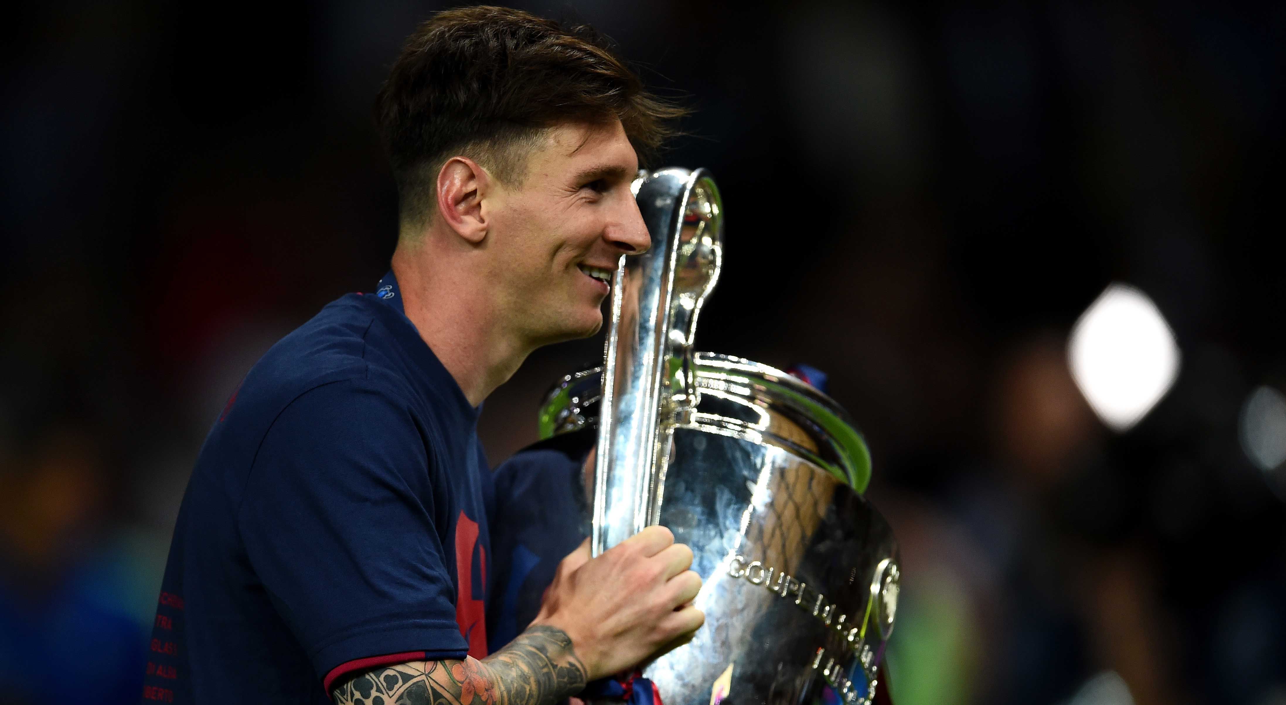 
                <strong>Rekordtitelsammler des FC Barcelona</strong><br>
                Kein Wunder, dass mit der unglaublichen Torquote des Zauberfußes auch Titel am Fließband für den FC Barcelona folgten. Bislang hat Messi mit den Katalanen - wenn man die Meisterschaft 2018/2019 schon mit einrechnet - bereits 33 (!) Trophäen eingeheimst. Das ist noch keinem anderen Barca-Star gelungen. Und Messi ist ja erst 31 Jahre alt ...
              