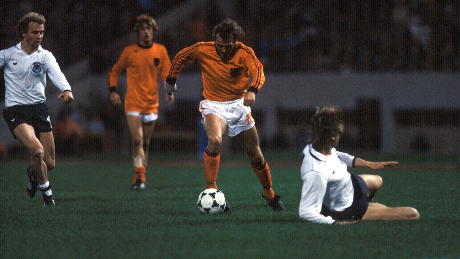 <strong>Deutschland – Niederlande 2:2 (WM 1978, 2. Finalrunde)</strong><br>
                Die Niederlande bekommt vier Jahre später die Chance zur Revanche – und nutzt sie. So halb zumindest. Denn es gelingt mit dem 2:2 zwar kein Sieg, aber Deutschland hat dadurch nur noch theoretische Chancen auf das Finale. Die zerplatzen endgültig durch die Schmach von Cordoba, dem 2:3 gegen Österreich. "Oranje" unterliegt im Endspiel Argentinien mit 1:3 nach Verlängerung.
