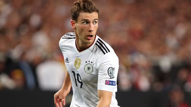 
                <strong>Gewinner: Leon Goretzka</strong><br>
                Auch Leon Goretzka bekam seine Chance beim Confed Cup. Der Schalker nutzte sie eindrucksvoll, spielte sich in Russland dazu noch auf die Zettel zahlreicher Topklubs. Im letzten Quali-Spiel gegen Aserbaidschan traf er doppelt, davon einmal sehenswert mit der Hacke. Goretzka dürfte schon sehr bald ein unverzichtbarer Bestandteil des DFB-Teams sein.
              