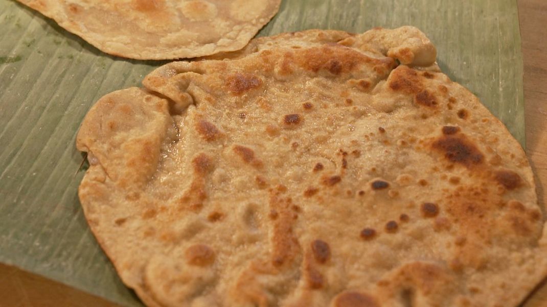 Indisches Fladenbrot kannst du zum Beispiel zu Curries essen. Der Klassiker in der indischen Küche: Rotis.