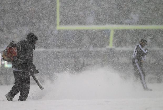 
                <strong>Schneemassen in Philadelphia</strong><br>
                Beim NFL-Spiel zwischen den Philadelphia Eagles und den Detroit Lions fällt es schwer, den Durchblick zu behalten. Schneemassen und Minustemperaturen machen nicht nur den Spielern zu schaffen...
              