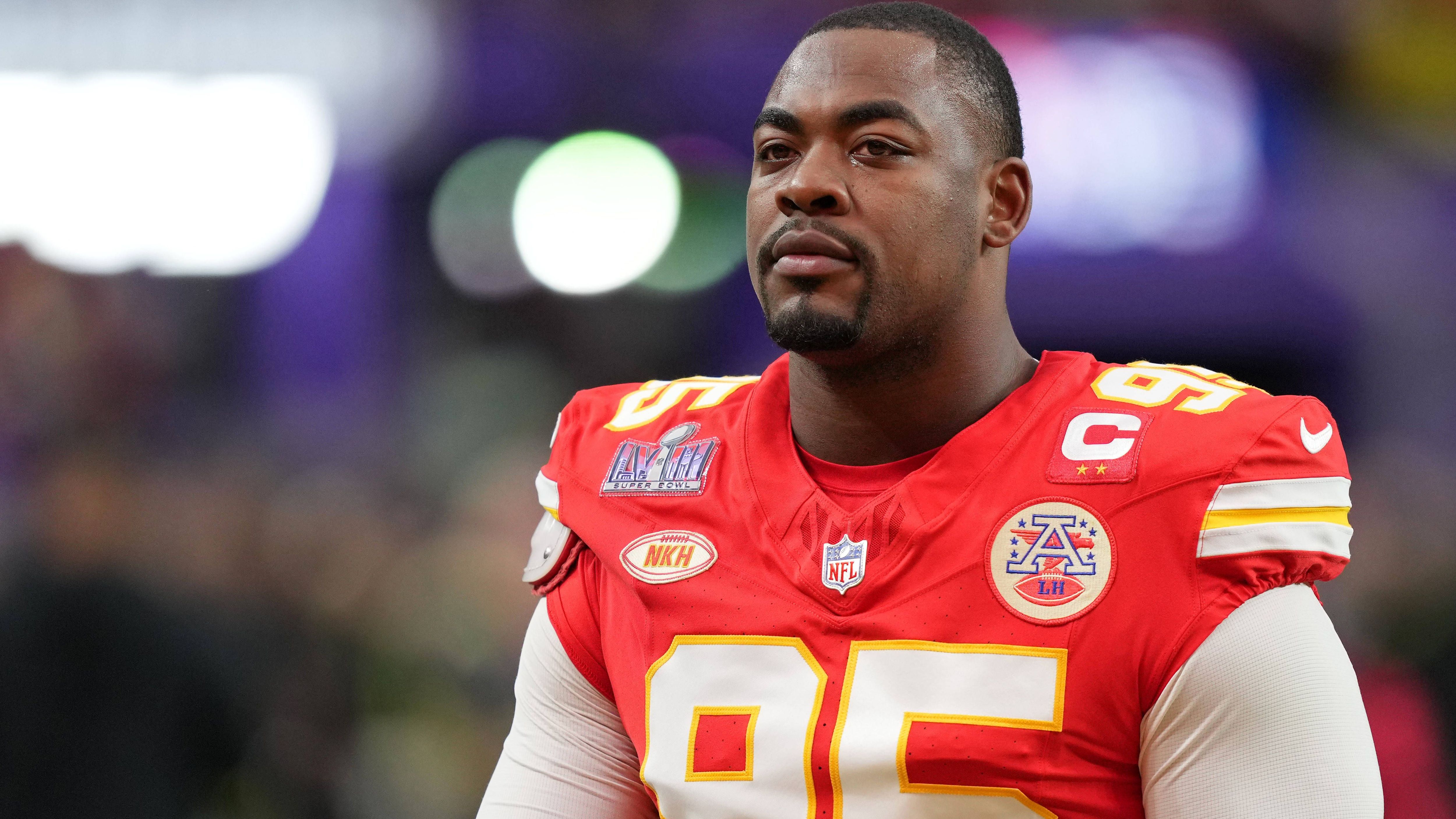 <strong>Kansas City Chiefs: Chris Jones</strong><br>Und gleich der nächste Pass Rusher. Nach dem Rücktritt von Aaron Donald hat Jones alle Tools, um der neue dominante Defensivspieler der NFL zu werden. Die Chiefs statteten ihn mit einem schwindelerregenden Vertrag aus. Er ist jetzt nicht nur aufgrund seiner Qualitäten, sondern auch aufgrund seines Gehalts der Patrick Mahomes der Defense.