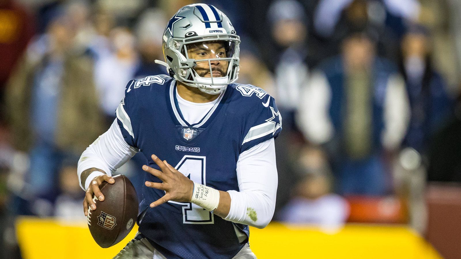 
                <strong>8. Platz (geteilt): Dak Prescott</strong><br>
                &#x2022; Position: Quarterback <br>&#x2022; Team: Dallas Cowboys<br>&#x2022; Wettquote: +50.000 (100 Dollar Einsatz = 50.000 Dollar Gewinn)<br>
              